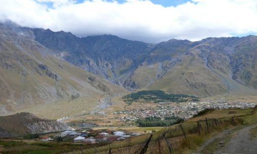 Zdjcie GRUZJA / Kazbegi / miasteczko / Widok na Kazbegi