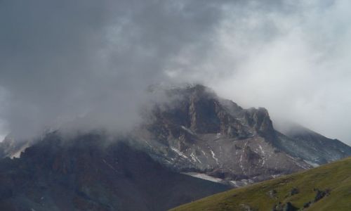 Zdjęcie GRUZJA / Kazbeg / Kazbegi / Czy się odsłoni?