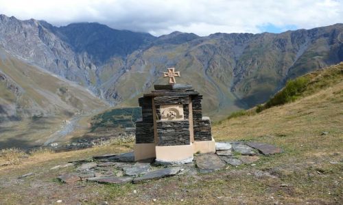 Zdjcie GRUZJA / Kazbegi / w grach / kapliczka