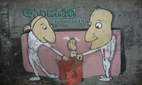 Zdj�cie GRUZJA / Tbilisi / na murze / czy�cioszki w�r�d brudask�w, aby funkcjonowa�o