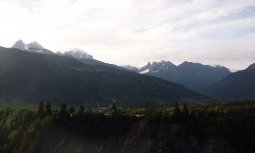 Zdjęcie GRUZJA / Swanetia / Mestia, okolice / Mestia na tle.....