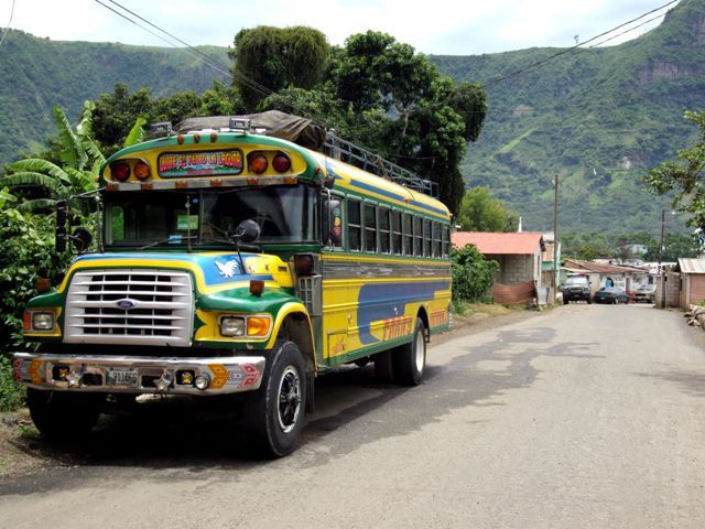 Zdjęcia: Santo Domingo, Jezioro Atitlan, chicken bus, GWATEMALA Zdjęcia: Santo Domingo, Jezioro Atitlan, chicken bus, GWATEMALA