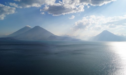 Zdjcie GWATEMALA / Jezioro Atitlan / Jezioro Atitlan / Widok na wulkany