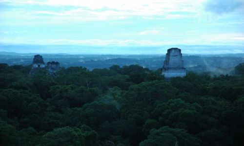Zdjecie GWATEMALA / El Peten / Tikal / witynia I, II i V o wschodzie soca