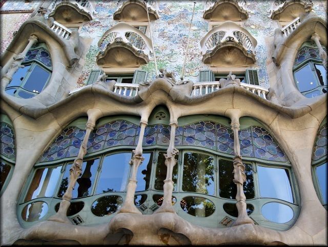 Zdjęcia: Barcelona, Katalonia, Okna w Casa Batilo, HISZPANIA Zdjęcia: Barcelona, Katalonia, Okna w Casa Batilo, HISZPANIA
