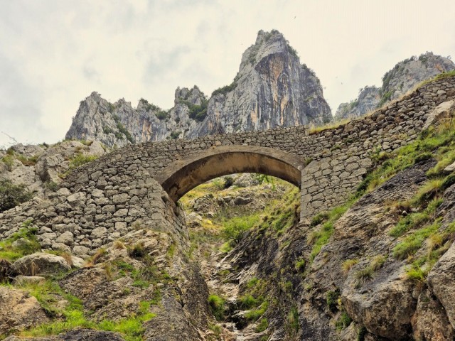 Zdj cia: Picos De Europa, Asturia, W wąwozie rzeki Cares, HISZPANIA Zdj cia: Picos De Europa, Asturia, W wąwozie rzeki Cares, HISZPANIA
