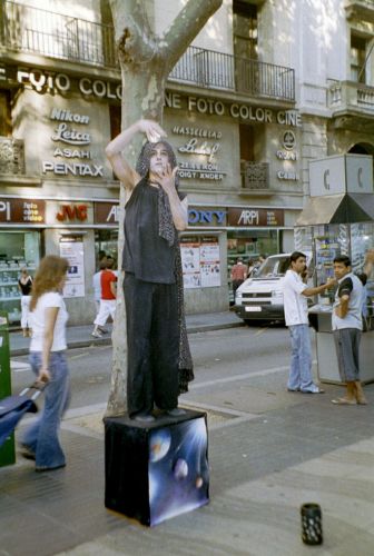 Zdjęcia: La Rambla, Barcelona, Czarodziej, żongler?, HISZPANIA Zdjęcia: La Rambla, Barcelona, Czarodziej, żongler?, HISZPANIA
