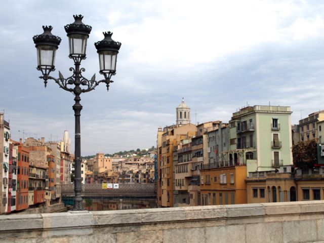 Zdjęcia: Girona, Katalonia, Na moście, HISZPANIA Zdjęcia: Girona, Katalonia, Na moście, HISZPANIA