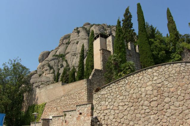 Zdjęcia: Montserrat, Katalonia, Zarys klasztoru, w tle masyw Montserrat, HISZPANIA Zdjęcia: Montserrat, Katalonia, Zarys klasztoru, w tle masyw Montserrat, HISZPANIA