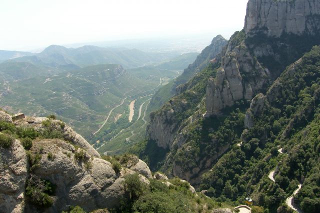 Zdjęcia: Montserrat, Katalonia, Widok z mostu, prowadzącego do placu klasztornego., HISZPANIA Zdjęcia: Montserrat, Katalonia, Widok z mostu, prowadzącego do placu klasztornego., HISZPANIA
