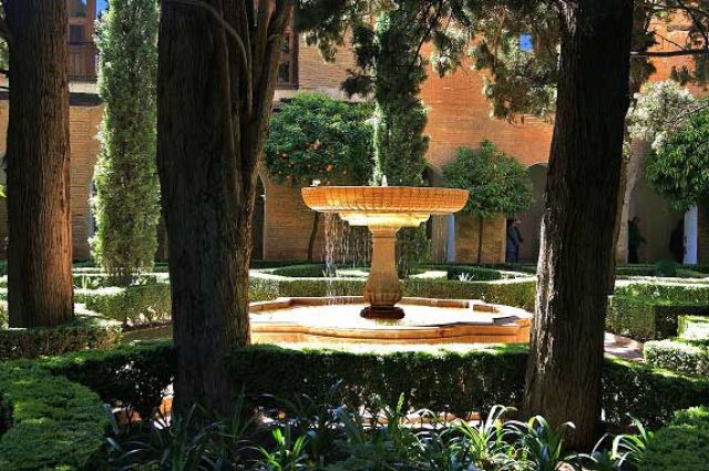 Zdjęcia: Alhambra, Andaluzja - Granada, Fontanna na Placu Patio de Lindaraja, HISZPANIA Zdjęcia: Alhambra, Andaluzja - Granada, Fontanna na Placu Patio de Lindaraja, HISZPANIA