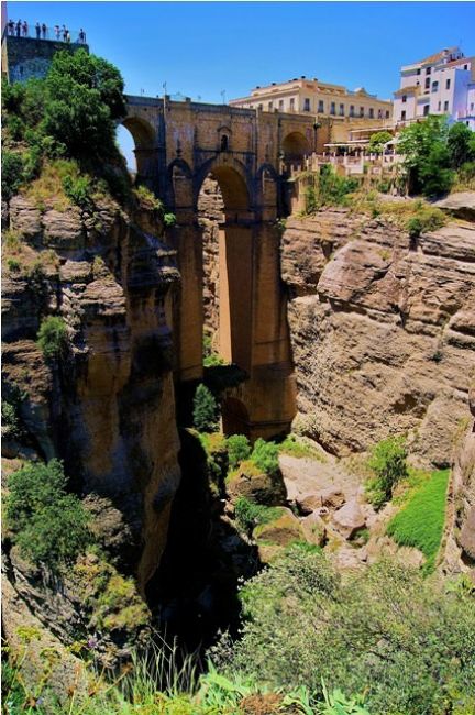 Zdjęcia: Puente Nuevo, Andaluzja - Ronda, Turyści na platformie widokowej Nowego Mostu, HISZPANIA Zdjęcia: Puente Nuevo, Andaluzja - Ronda, Turyści na platformie widokowej Nowego Mostu, HISZPANIA