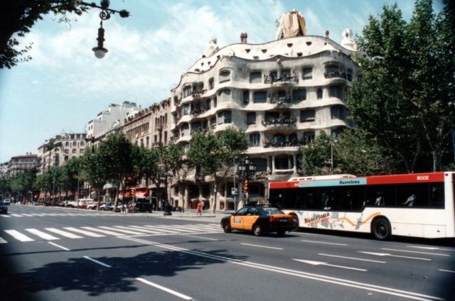 Zdjęcia: Barcelona, Katalonia, Casa Mila , nazywany La Pedrera (kamieniołom), HISZPANIA Zdjęcia: Barcelona, Katalonia, Casa Mila , nazywany La Pedrera (kamieniołom), HISZPANIA