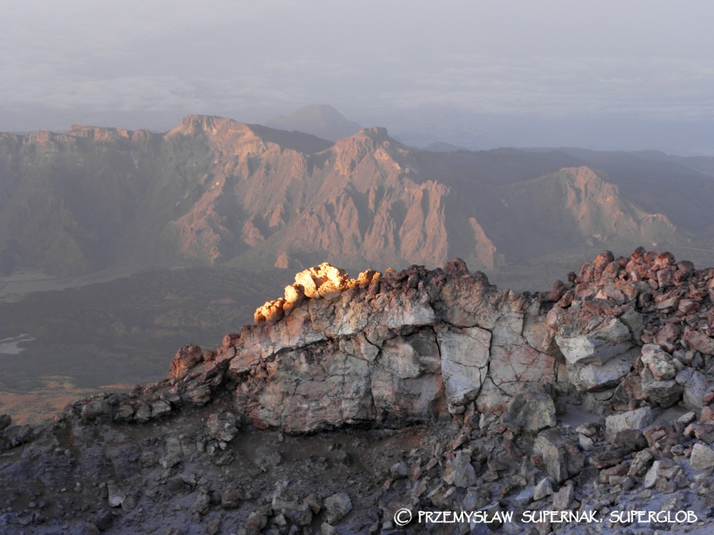 Zdjęcia: Park Narodowy El Teide, Teneryfa, Pierwsze promienie słońca, HISZPANIA Zdjęcia: Park Narodowy El Teide, Teneryfa, Pierwsze promienie słońca, HISZPANIA