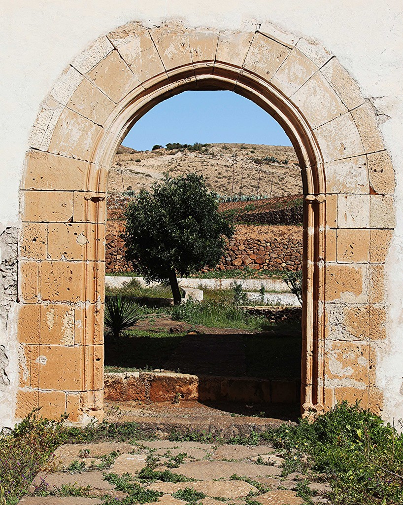 Zdjęcia: Betancuria, Fuerteventura/Wyspy Kanaryjskie, Drzwi klasztoru z widokiem, HISZPANIA Zdjęcia: Betancuria, Fuerteventura/Wyspy Kanaryjskie, Drzwi klasztoru z widokiem, HISZPANIA