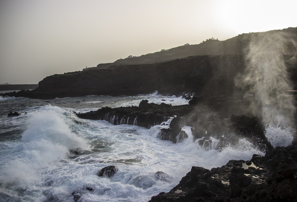 Zdjęcia: La Palma, Wyspy Kanaryjskie, fale oceanu w Los Cancajos, HISZPANIA Zdjęcia: La Palma, Wyspy Kanaryjskie, fale oceanu w Los Cancajos, HISZPANIA