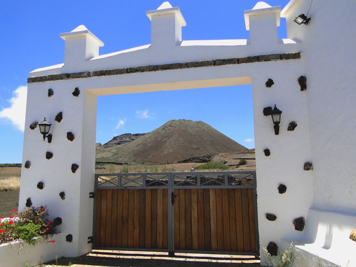 Zdjęcia: Lanzarote, Wyspy Kanaryjskie, Brama z widokiem na wulkan., HISZPANIA Zdjęcia: Lanzarote, Wyspy Kanaryjskie, Brama z widokiem na wulkan., HISZPANIA