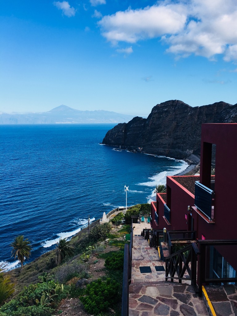 Zdjęcia: La Gomera , La Gomera , Domy na skarpie La Gomera, HISZPANIA Zdjęcia: La Gomera , La Gomera , Domy na skarpie La Gomera, HISZPANIA