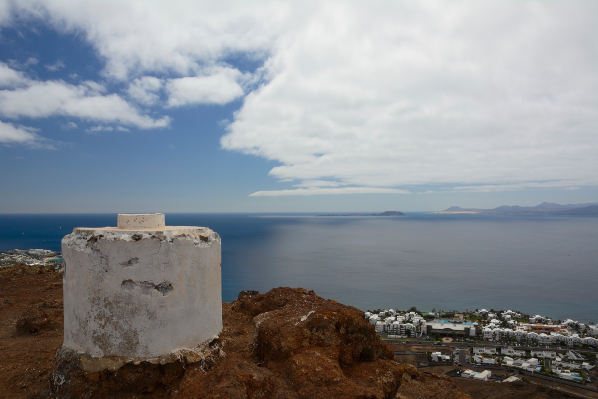 Zdjęcia: Lanzarote, Wyspy Kanaryjskie, znak geodezyjny na wulkanie Montana Roja, HISZPANIA Zdjęcia: Lanzarote, Wyspy Kanaryjskie, znak geodezyjny na wulkanie Montana Roja, HISZPANIA