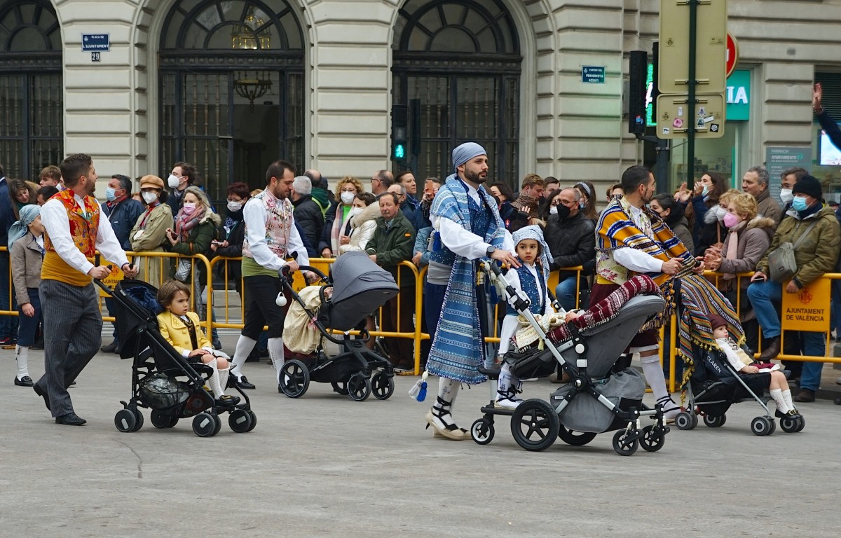 Zdjęcia: Święto ognia Fallas 2022, Walencja, Tatusiowie z wózkami, HISZPANIA Zdjęcia: Święto ognia Fallas 2022, Walencja, Tatusiowie z wózkami, HISZPANIA