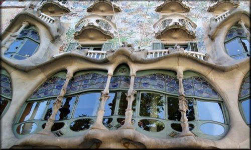 Zdjecie HISZPANIA / Katalonia / Barcelona / Okna w Casa Batilo