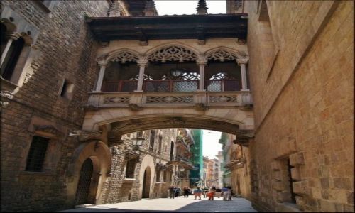 Zdjecie HISZPANIA / Katalonia / Barcelona - Carrer del Bisbe / Uliczk znam w Barcelonie...