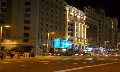 Zdjcie HISZPANIA / Kastylia / Madryt / Gran Via noc.
