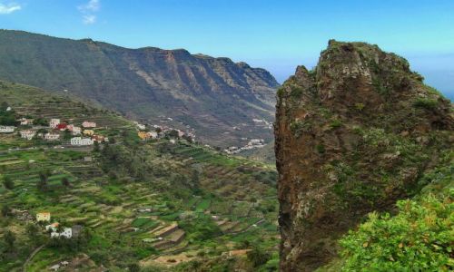 Zdjęcie HISZPANIA / La Gomera / Hermigua / Wystająca skała z widokiem na przełęcz