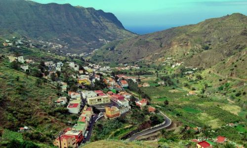 Zdjęcie HISZPANIA / La Gomera / Hermigua / Hermigua - miejscowość w przełęczy nad oceanem
