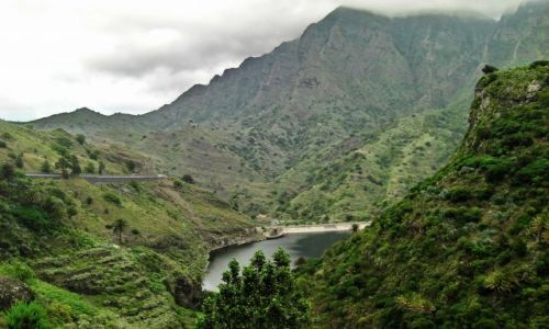 Zdjęcie HISZPANIA / La Gomera / Hermigua / Zielone szczyty w chmurach