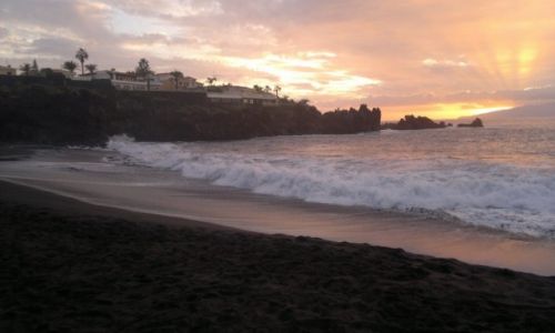 Zdjcie HISZPANIA / Teneryfa / Puerto de Santiago / pikna czarna plaa
