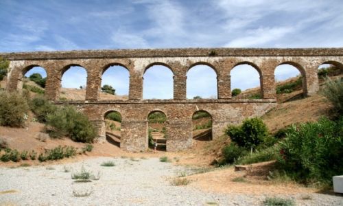 Zdjcie HISZPANIA / Almunecar / Almunecar / Akwedukt w Almunecar