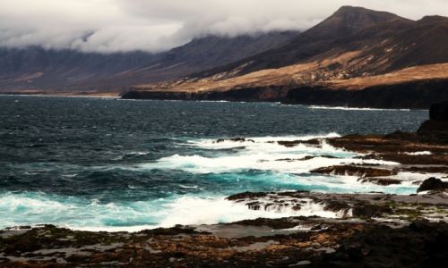 Zdjcie HISZPANIA / Fuerteventura/Wyspy Kanaryjskie / Pwysep Jandia/ Punta Pesebre / Chmury nad Cofete
