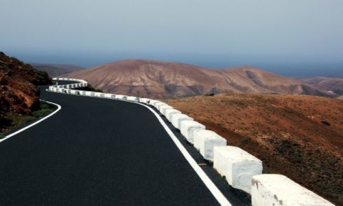 Zdjcie HISZPANIA / Fuerteventura/Wyspy Kanaryjskie / Droga do Pajara / Wielki so, tu przy drodze