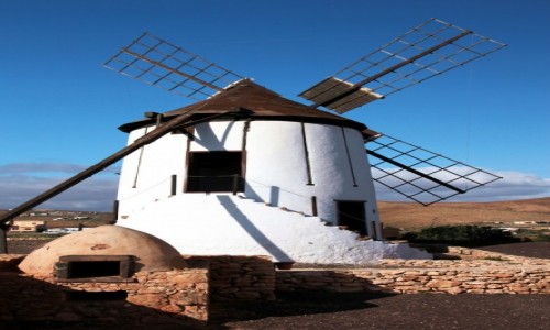 Zdjecie HISZPANIA / Fuerteventura/Wyspy Kanaryjskie / Tiscamanita / Wiatrak i piec chlebowy