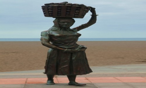 Zdjecie HISZPANIA / Fuerteventura/Wyspy Kanaryjskie / Bulwar w Gran Tarajal / Pomnik kobiety z koszem