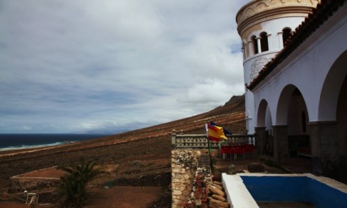 Zdjecie HISZPANIA / Fuerteventura/Wyspy Kanaryjskie / Pwysep Jandia/Cofete / Ldowisko dla helikopterw, obok willi