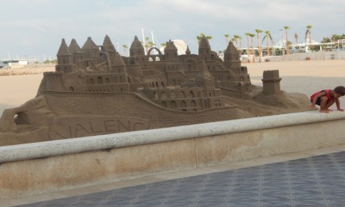 Zdjęcie HISZPANIA / Valencia / Valencia playa malvarosa / Zamek z piasku