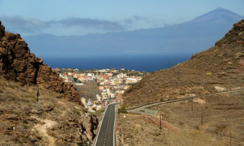 Zdjęcie HISZPANIA / Wyspy kanaryjskie / Gomera / w tle San Sebastián de La Gomera i Teide