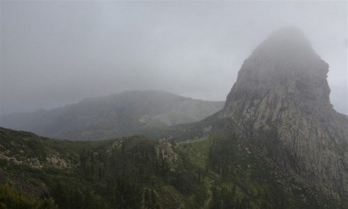 Zdjęcie HISZPANIA / Wyspy Kanaryjskie - La Gomera / okolice wioski Benchijigua / Roque Agando /we mgle/