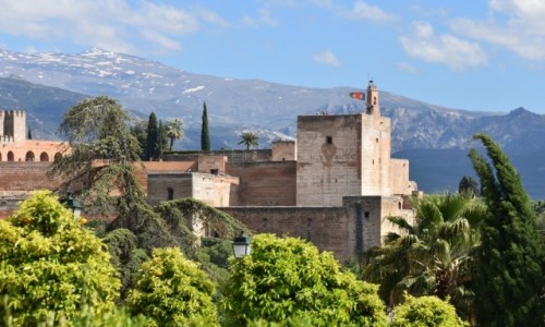Zdjecie HISZPANIA / Andaluzja / Grenada / Mury Alhambry na tle szczytw Sierra Nevada