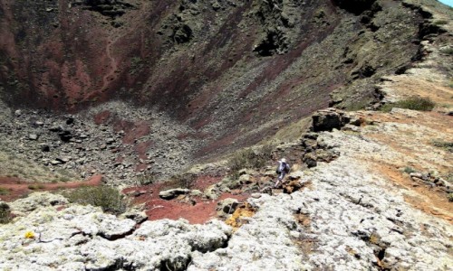 HISZPANIA / Wyspy Kanaryjskie / Lanzarote / Na krawdzi krateru.