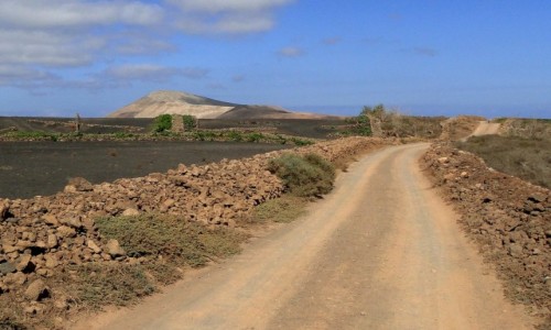 HISZPANIA / Wyspy Kanaryjskie / Lanzarote / Pocztek drogi do Caldera Blanca.