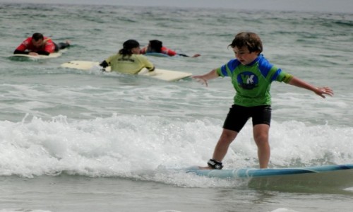 HISZPANIA / Wyspy Kanaryjskie / Lanzarote - plaa Famara / Surferskie igraszki.
