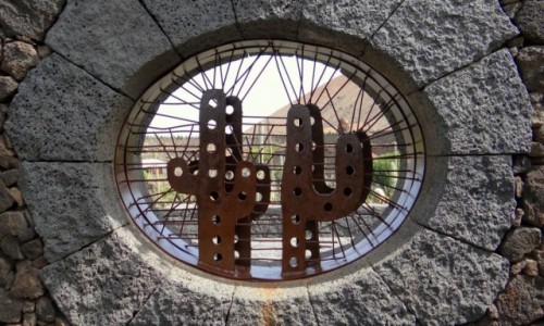 Zdjęcie HISZPANIA / Lanzarote / Jardin de Cactus / Jak tabliczka z nazwiskiem na drzwiach