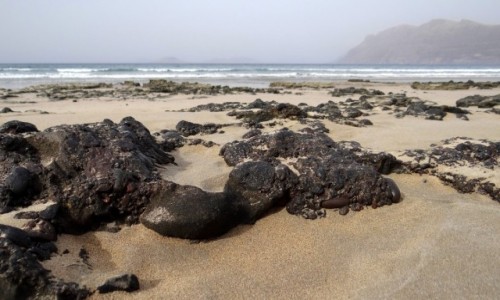 Zdjecie HISZPANIA / Lanzarote / Caleta de Famara / Lawa w kpieli