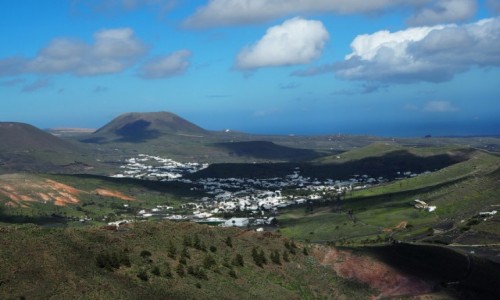 Zdjecie HISZPANIA / Wyspy Kanaryjskie / Lanzarote / Widok na miasteczko Haria (dolin tysica palm)