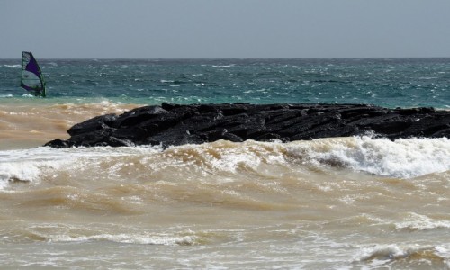 Zdjęcie HISZPANIA / Wyspy Kanaryjskie / Lanzarote, Costa Teguise / Surfing w dwukolorze