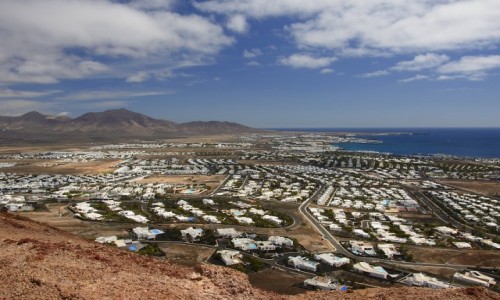 Zdjcie HISZPANIA / Lanzarote - Wyspy Kanaryjskie / Playa Blanca / widok na miasteczko z Montana Roja