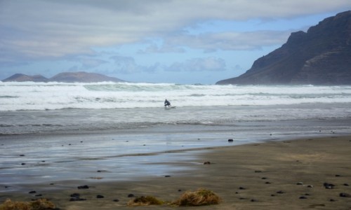 Zdjecie HISZPANIA / Wyspy Kanaryjskie / Caleta de Famara / surfer